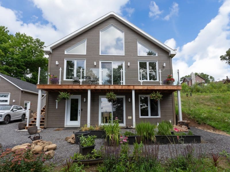 Une réalisation d'un chalet appelée Faucon. Le premier étage est de style classique, vu de l'extérieur.