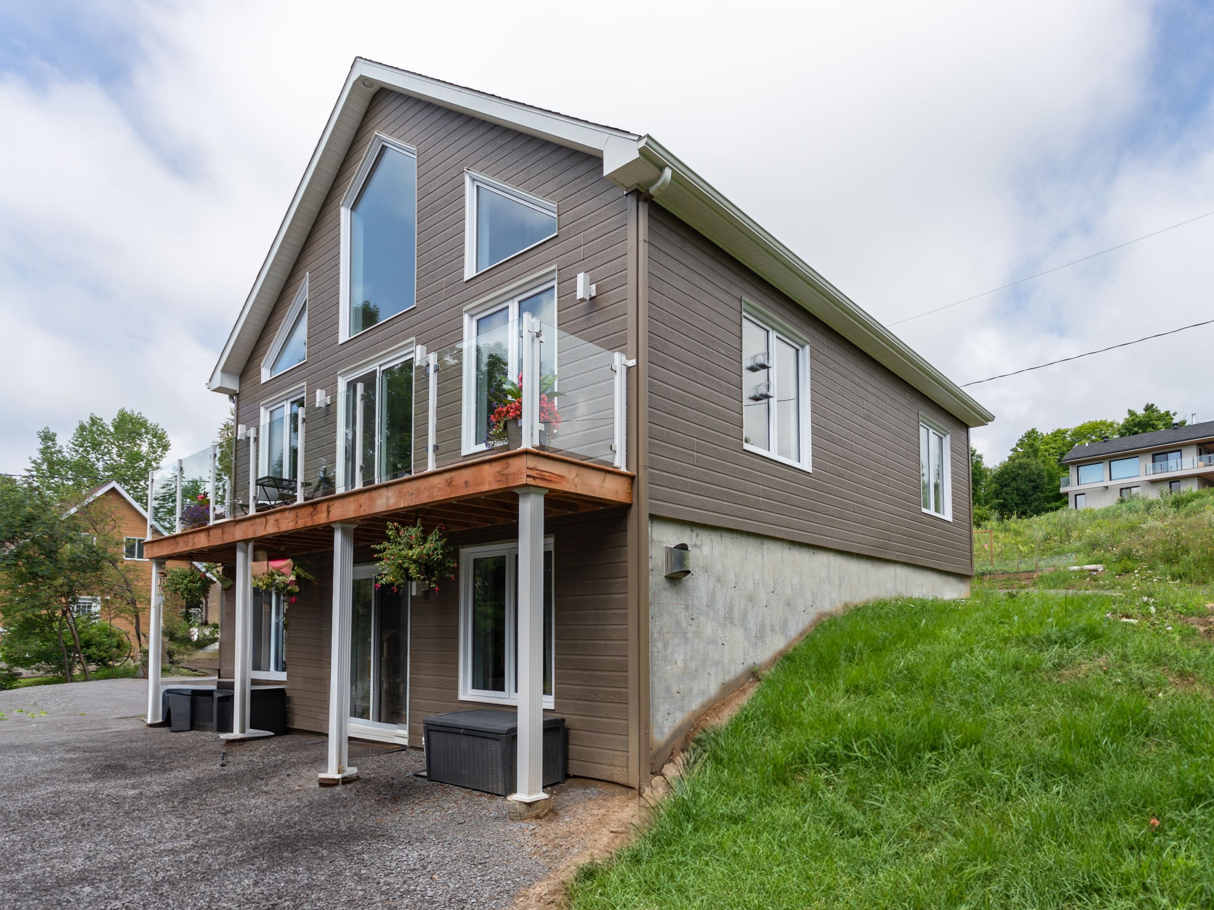 Une réalisation d'un chalet appelée Faucon. Le premier étage est de style classique, vu de l'extérieur.