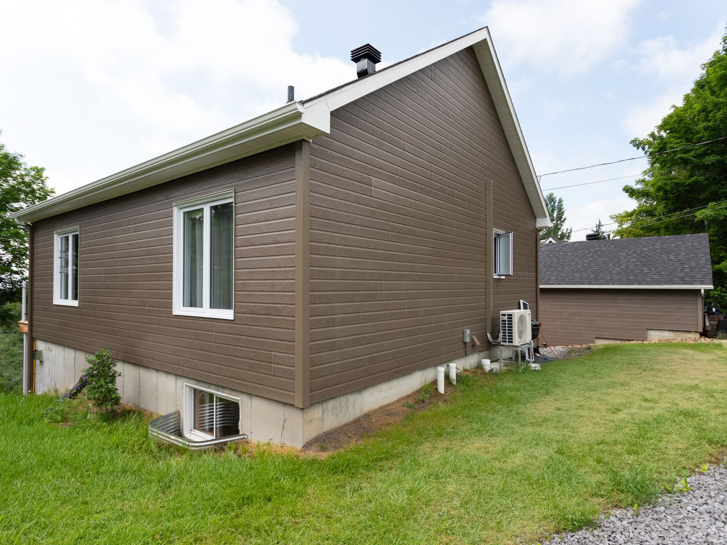 Une réalisation d'un chalet appelée Faucon. Le premier étage est de style classique, vu de l'extérieur.