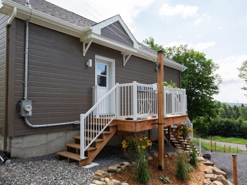 Une réalisation d'un chalet appelée Faucon. Le premier étage est de style classique, vu de l'extérieur.