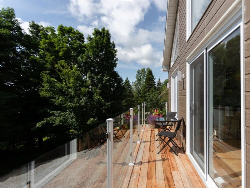 Une réalisation d'un chalet appelée Faucon. Le premier étage est de style classique, vu de l'extérieur.