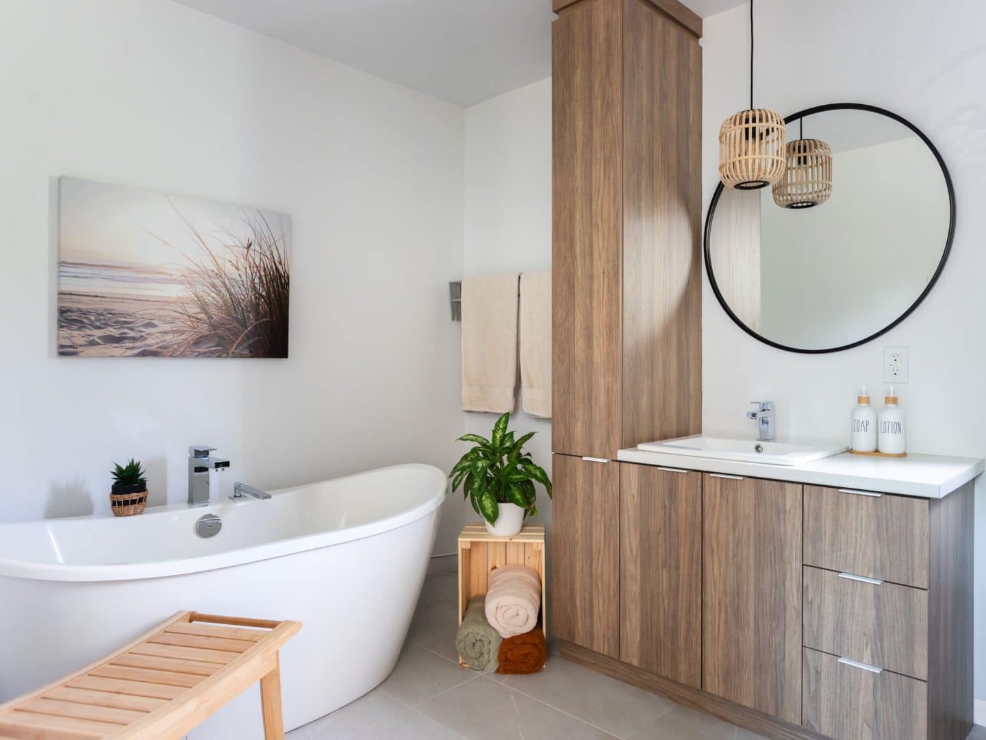 A realization of a chalet called Faucon. The second floor is classically styled, as seen from the bathroom.