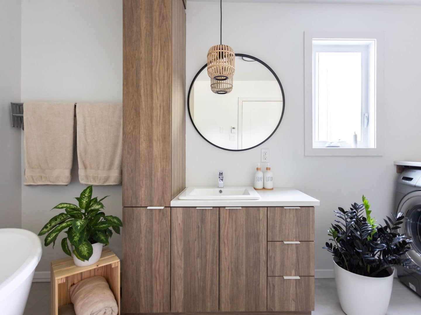 A realization of a chalet called Faucon. The second floor is classically styled, as seen from the bathroom.