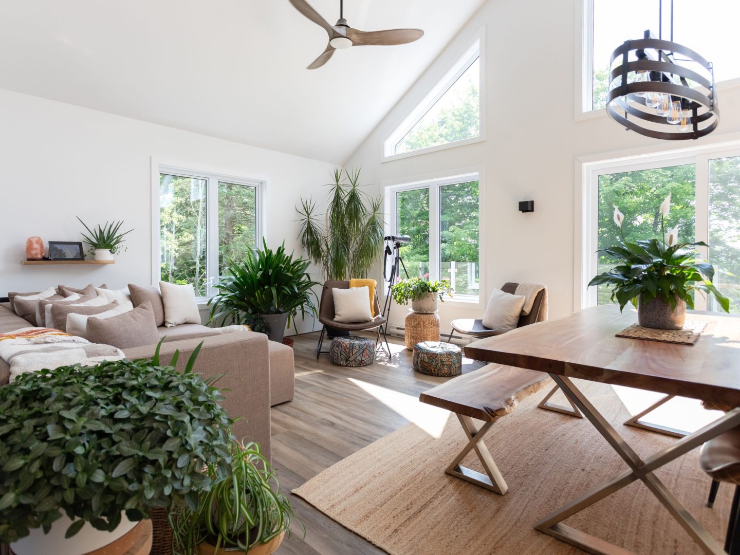 A realization of a chalet called Faucon. The second floor is classically styled, as seen from the dining room.