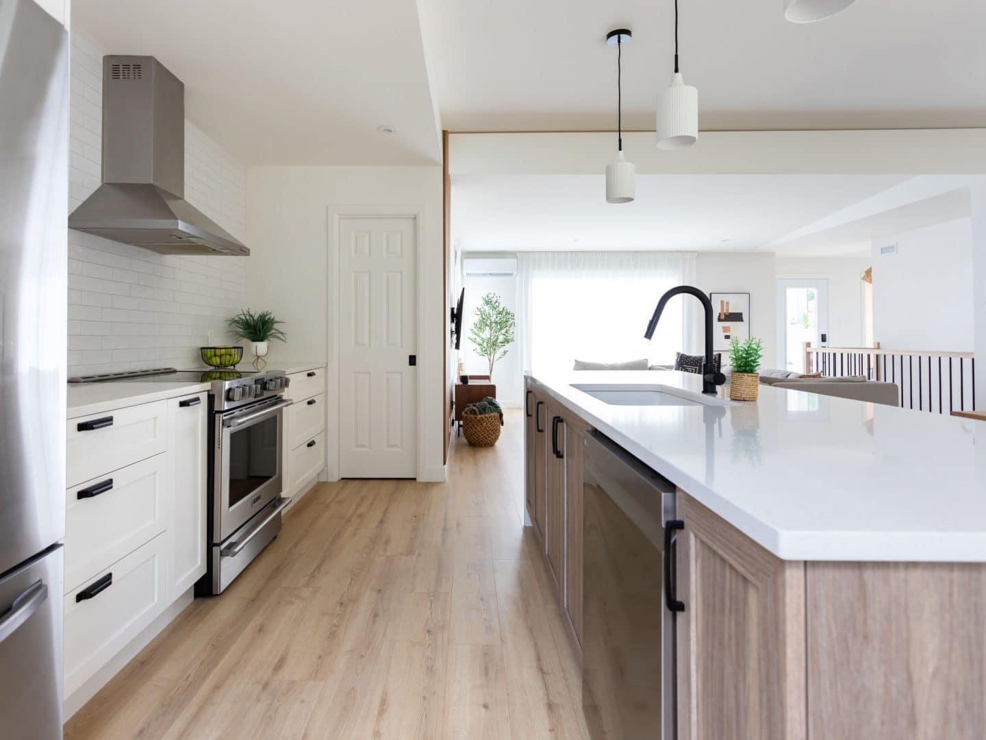 Une réalisation d'une maison appelée Lata. Le premier étage est de style contemporain, vu de la cuisine.