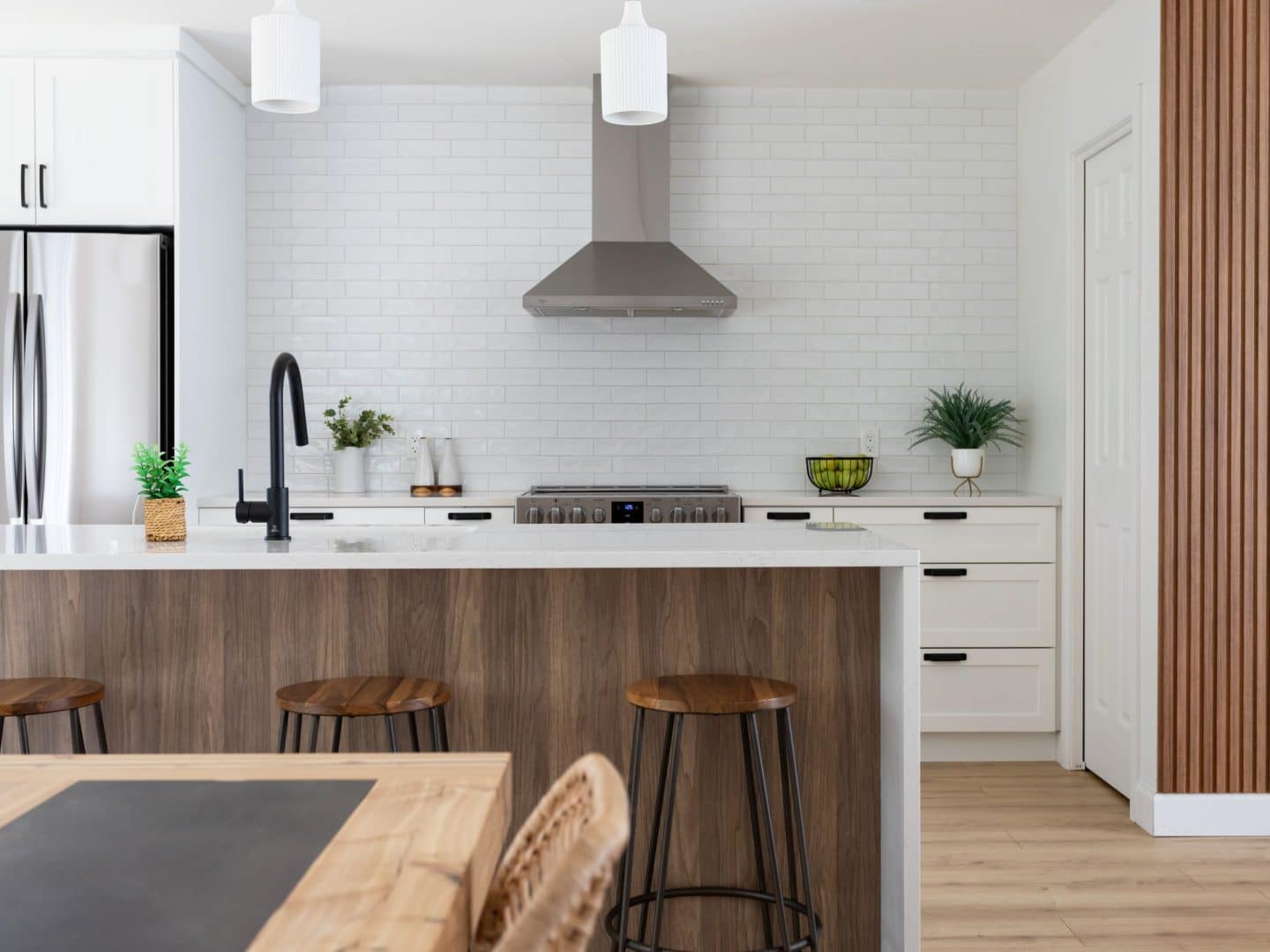 Une réalisation d'une maison appelée Lata. Le premier étage est de style contemporain, vu de la cuisine.