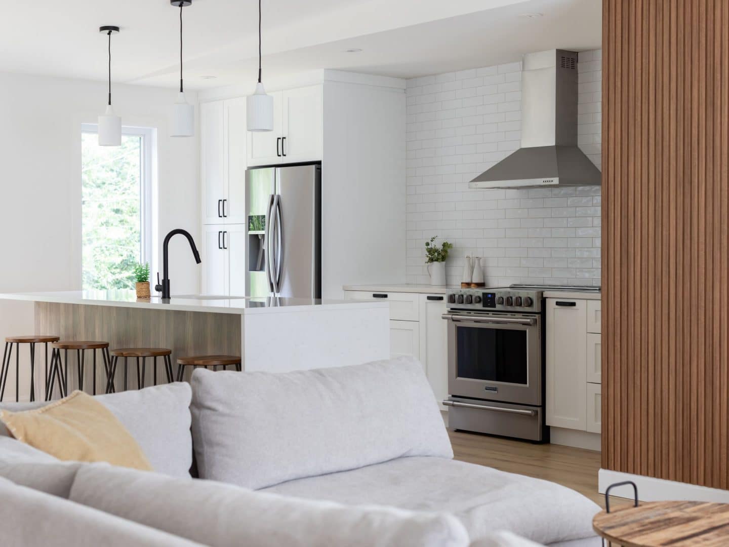 Une réalisation d'une maison appelée Lata. Le premier étage est de style contemporain, vu de la cuisine.