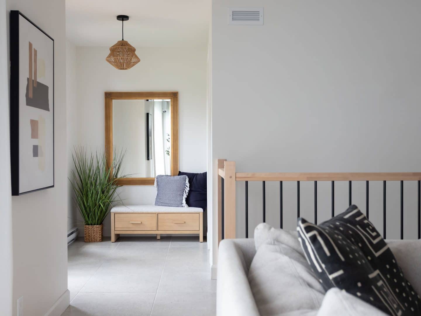 Une réalisation d'une maison appelée Lata. Le premier étage est de style contemporain, vu de l'entrée.