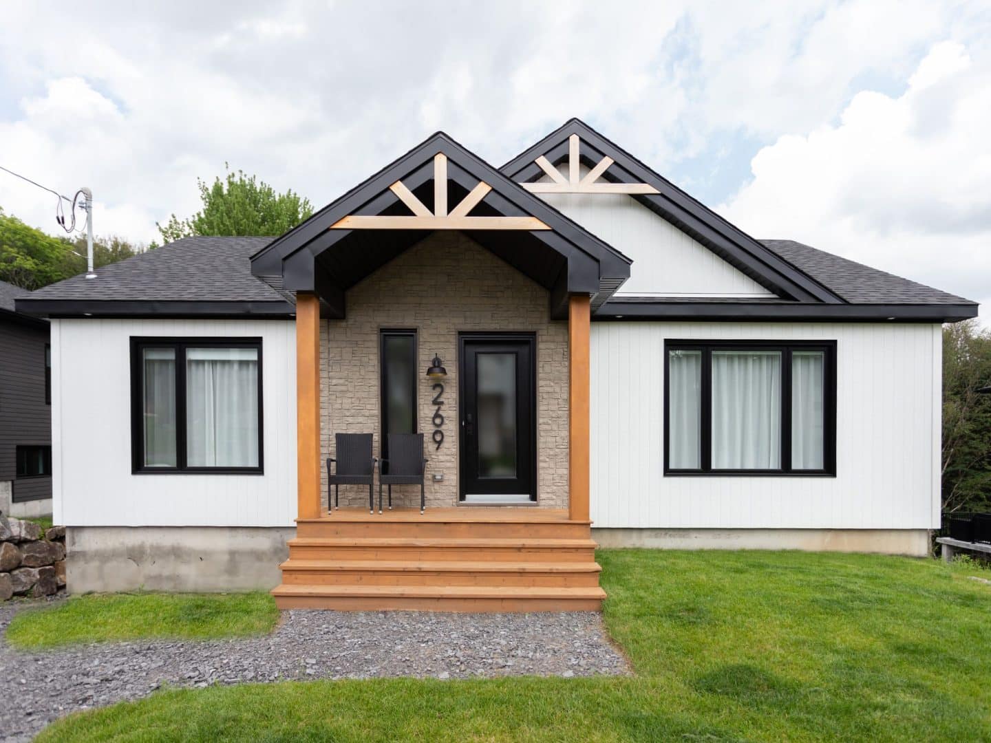 Une réalisation d'une maison appelée Lata. Le premier étage est de style contemporain, vu de l'extérieur.