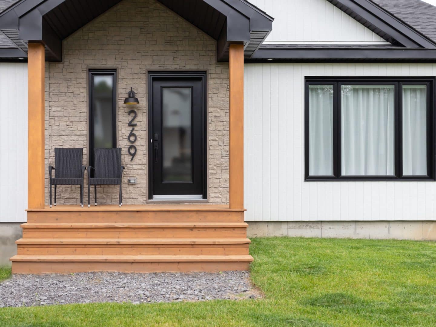 Une réalisation d'une maison appelée Lata. Le premier étage est de style contemporain, vu de l'extérieur.