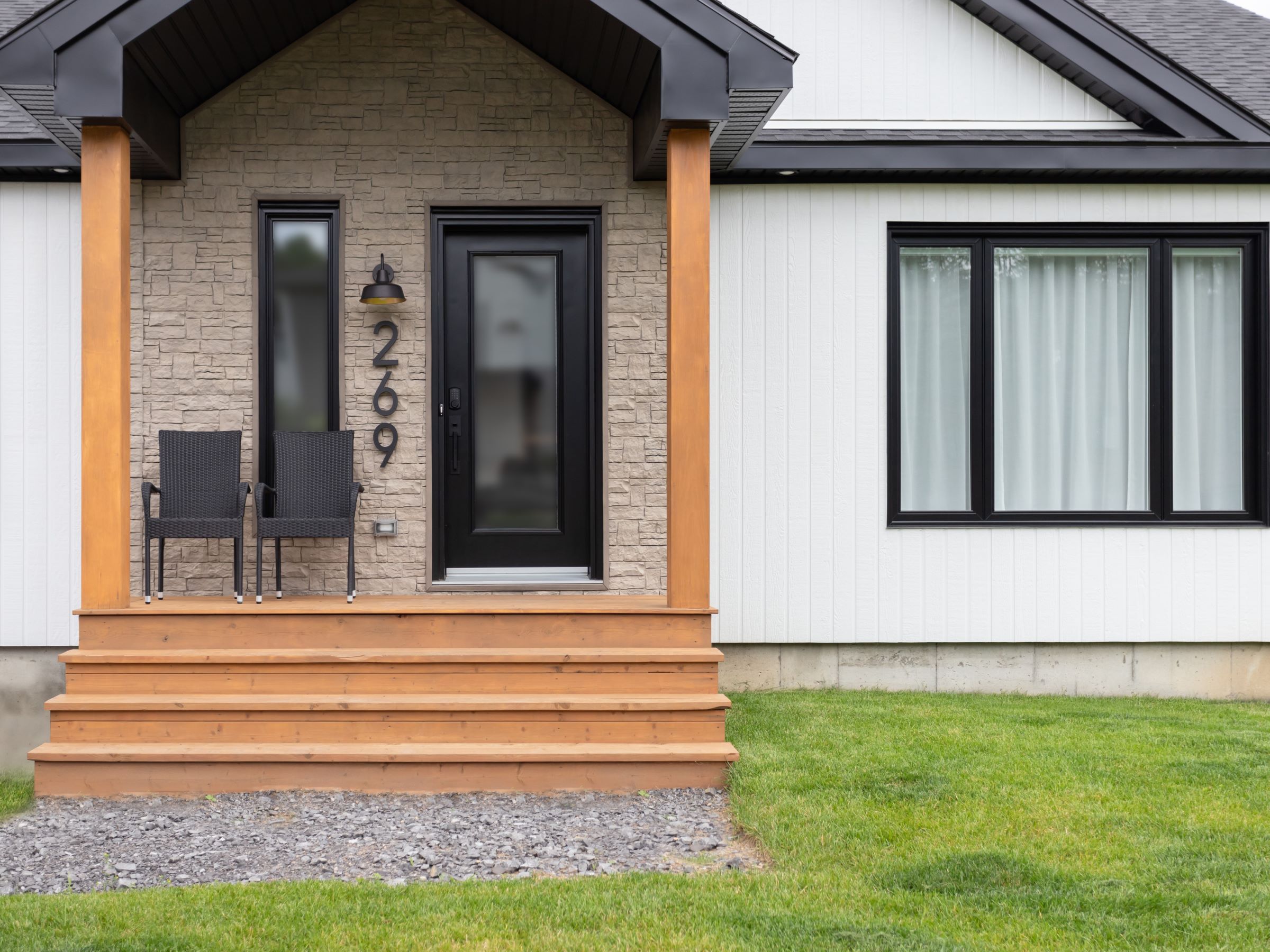 Une réalisation d'une maison appelée Lata. Le premier étage est de style contemporain, vu de l'extérieur.