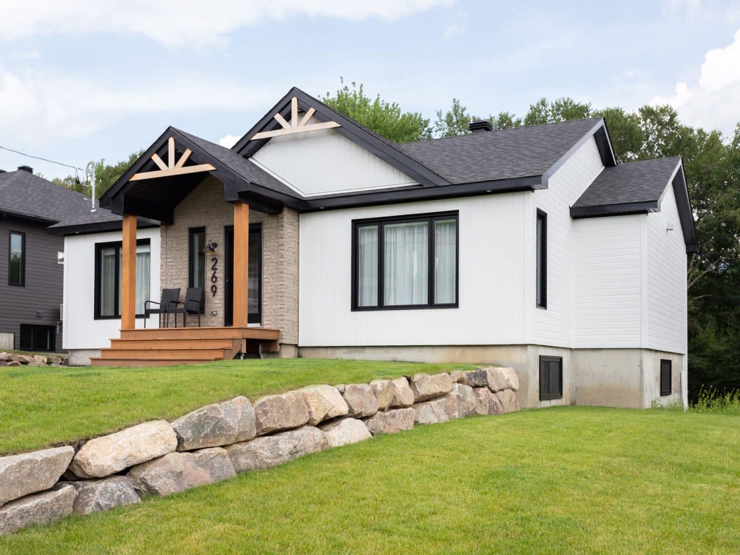 Une réalisation d'une maison appelée Lata. Le premier étage est de style contemporain, vu de l'extérieur.