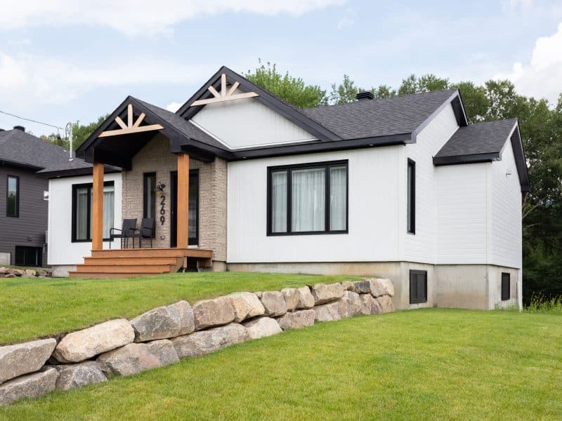 Une réalisation d'une maison appelée Lata. Le premier étage est de style contemporain, vu de l'extérieur.