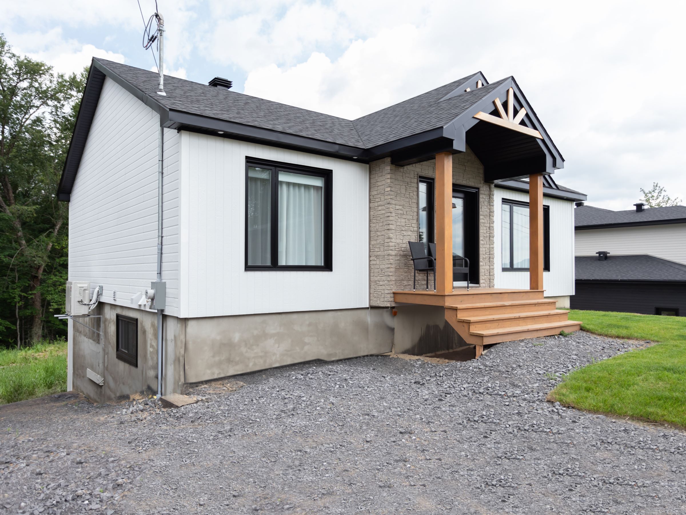 Une réalisation d'une maison appelée Lata. Le premier étage est de style contemporain, vu de l'extérieur.