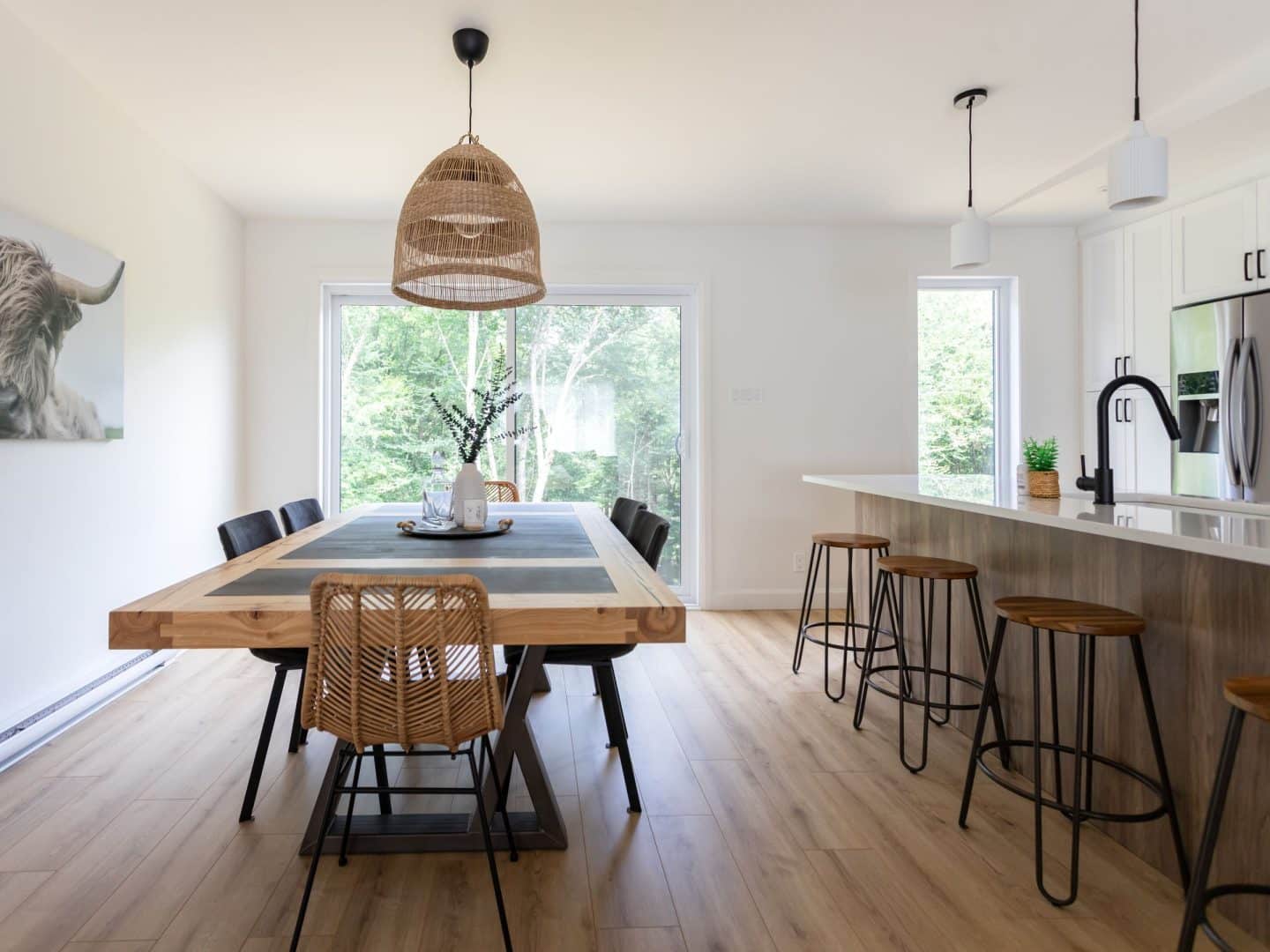 Une réalisation d'une maison appelée Lata. Le premier étage est de style contemporain, vu de la cuisine.