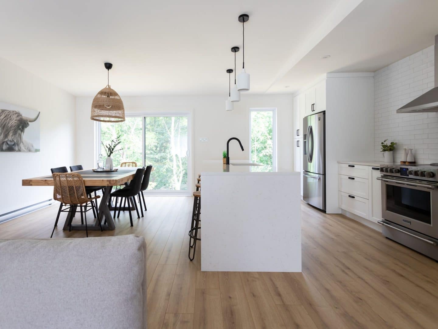 Une réalisation d'une maison appelée Lata. Le premier étage est de style contemporain, vu du séjour.