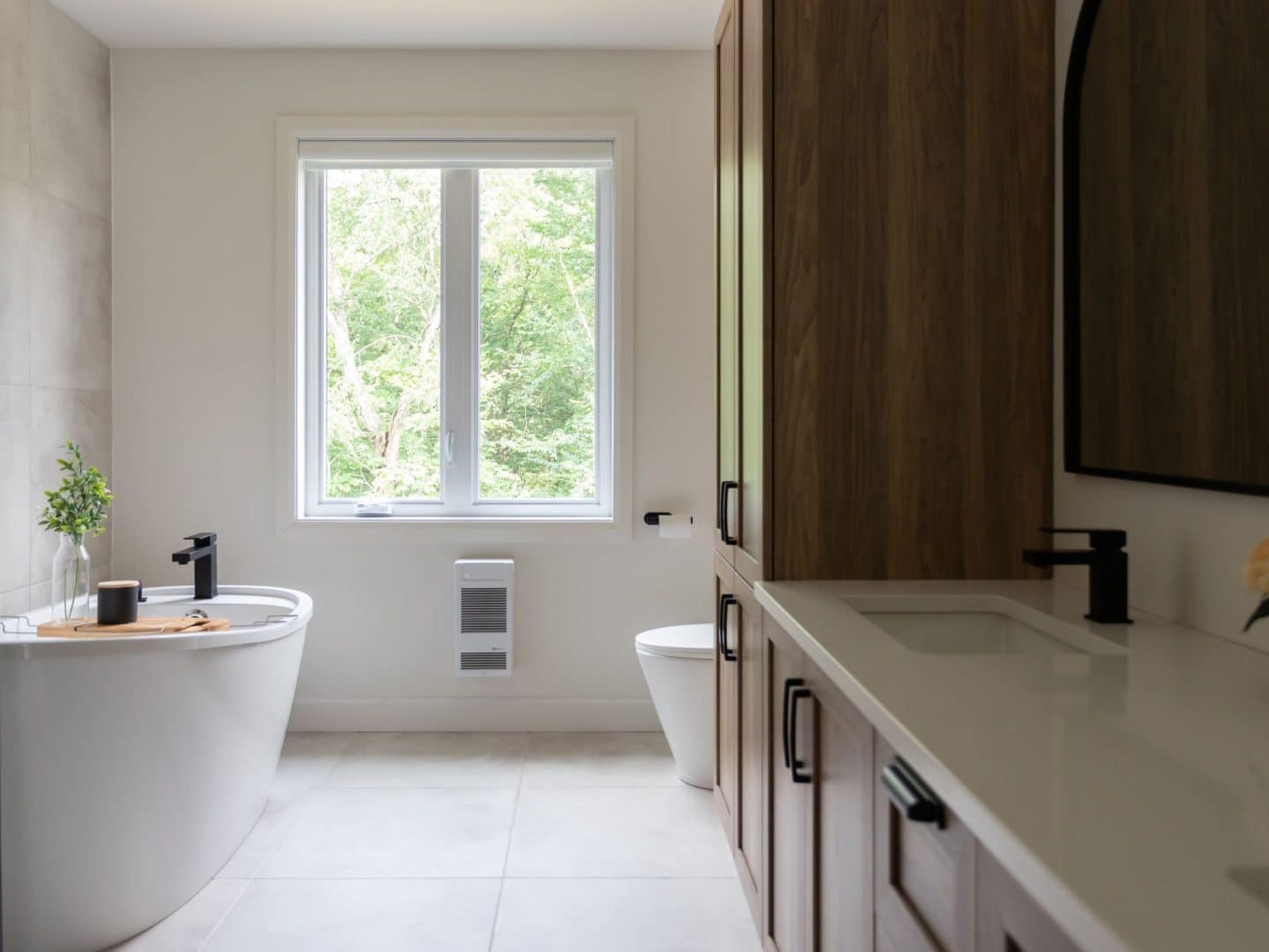 Une réalisation d'une maison appelée Lata. Le premier étage est de style contemporain, vu de la salle bain.