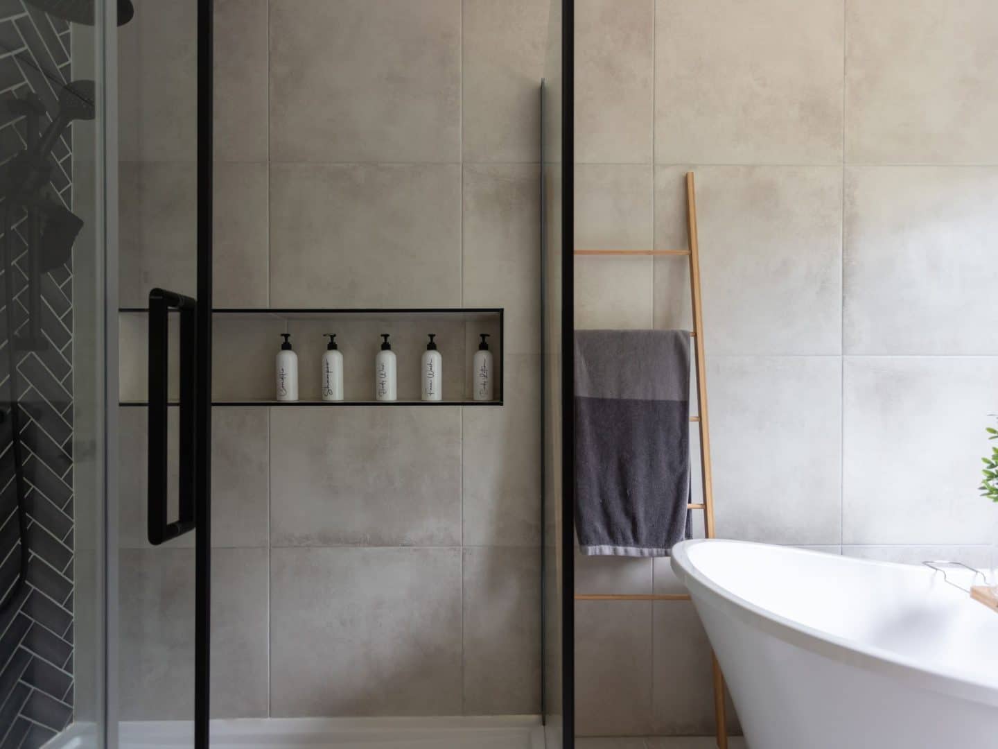 Une réalisation d'une maison appelée Lata. Le premier étage est de style contemporain, vu de la salle bain.