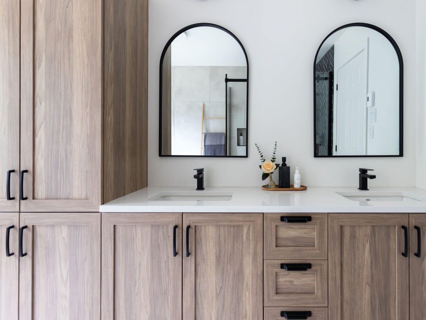 Une réalisation d'une maison appelée Lata. Le premier étage est de style contemporain, vu de la salle bain.