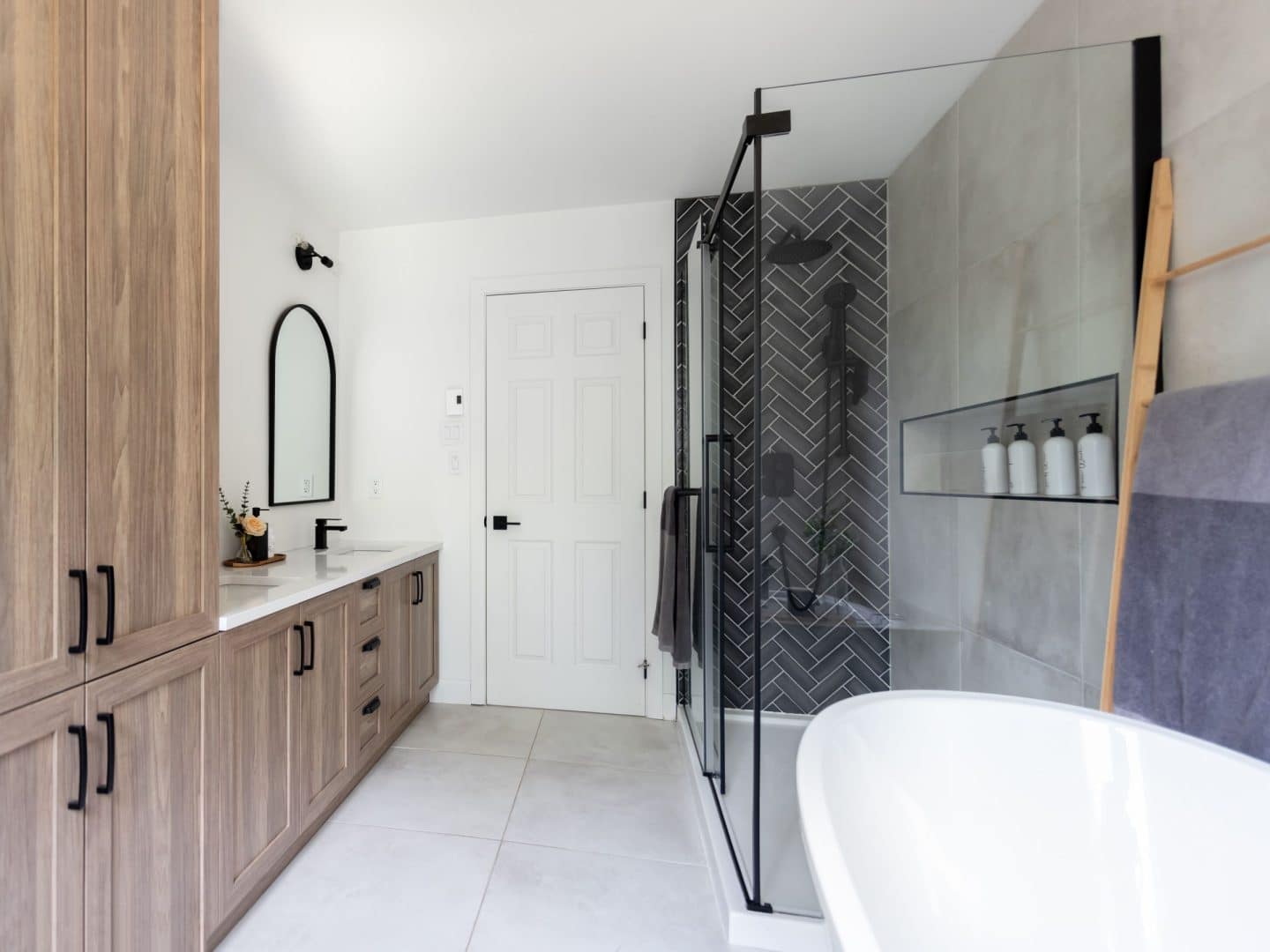 Une réalisation d'une maison appelée Lata. Le premier étage est de style contemporain, vu de la salle bain.