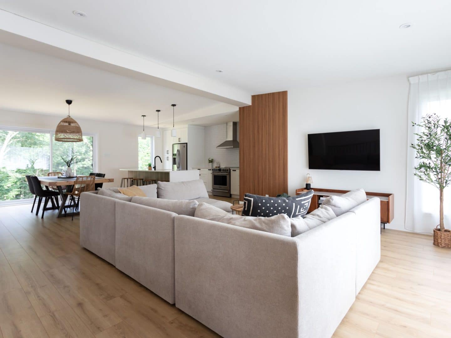 Une réalisation d'une maison appelée Lata. Le premier étage est de style contemporain, vu du séjour.