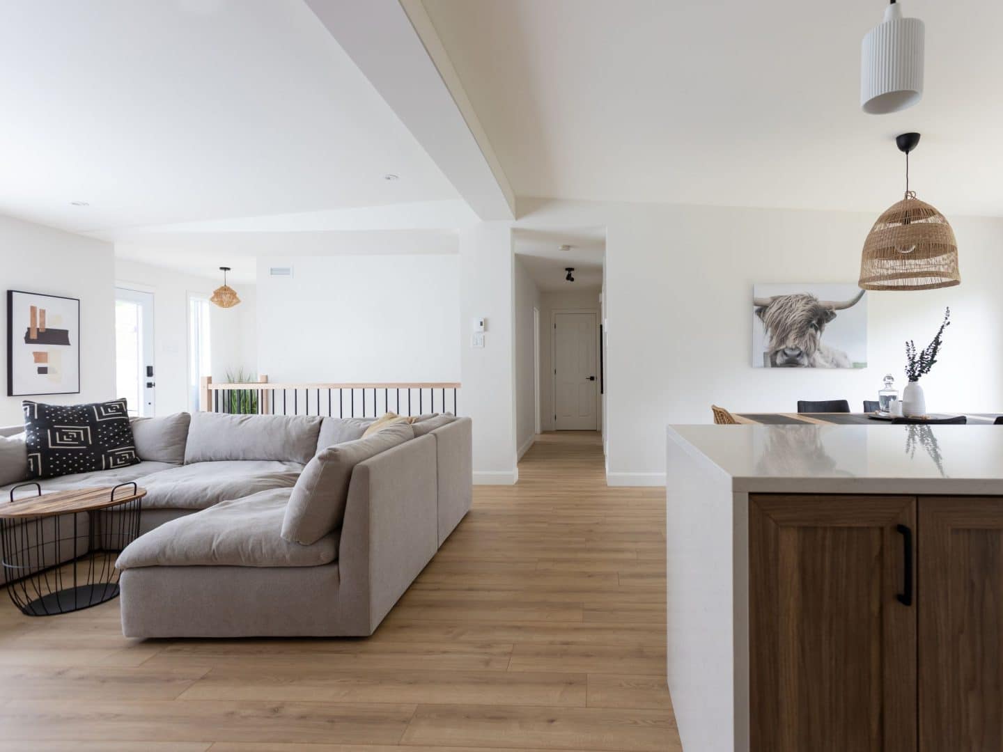 Une réalisation d'une maison appelée Lata. Le premier étage est de style contemporain, vu du séjour.