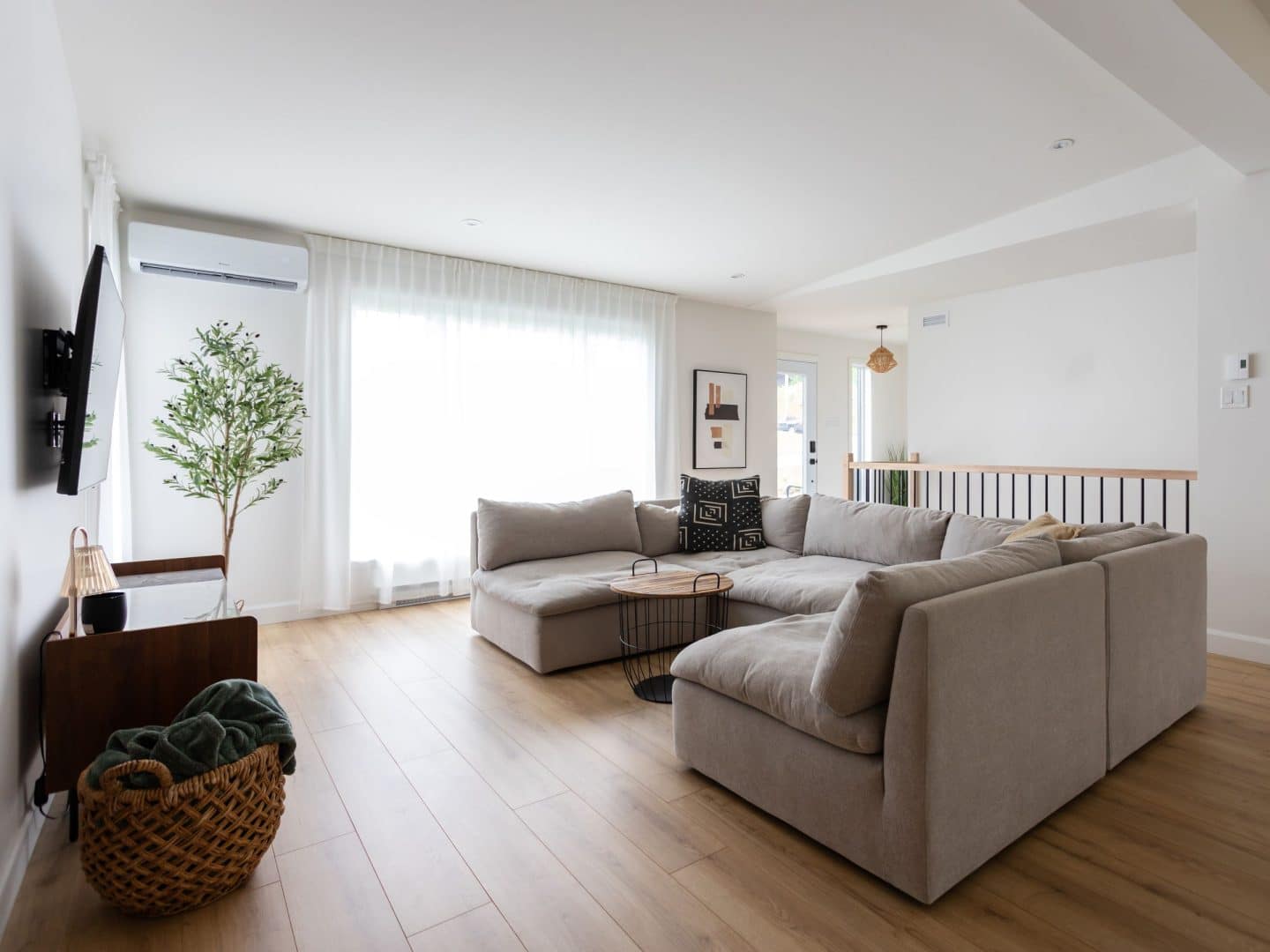 Une réalisation d'une maison appelée Lata. Le premier étage est de style contemporain, vu du séjour.