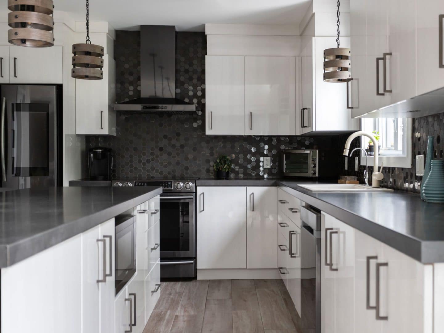 Une réalisation d'une maison appelée Splendide. Le premier étage est de style traditionnel, vu de la cuisine.