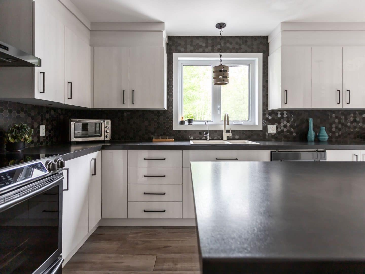 Une réalisation d'une maison appelée Splendide. Le premier étage est de style traditionnel, vu de la cuisine.