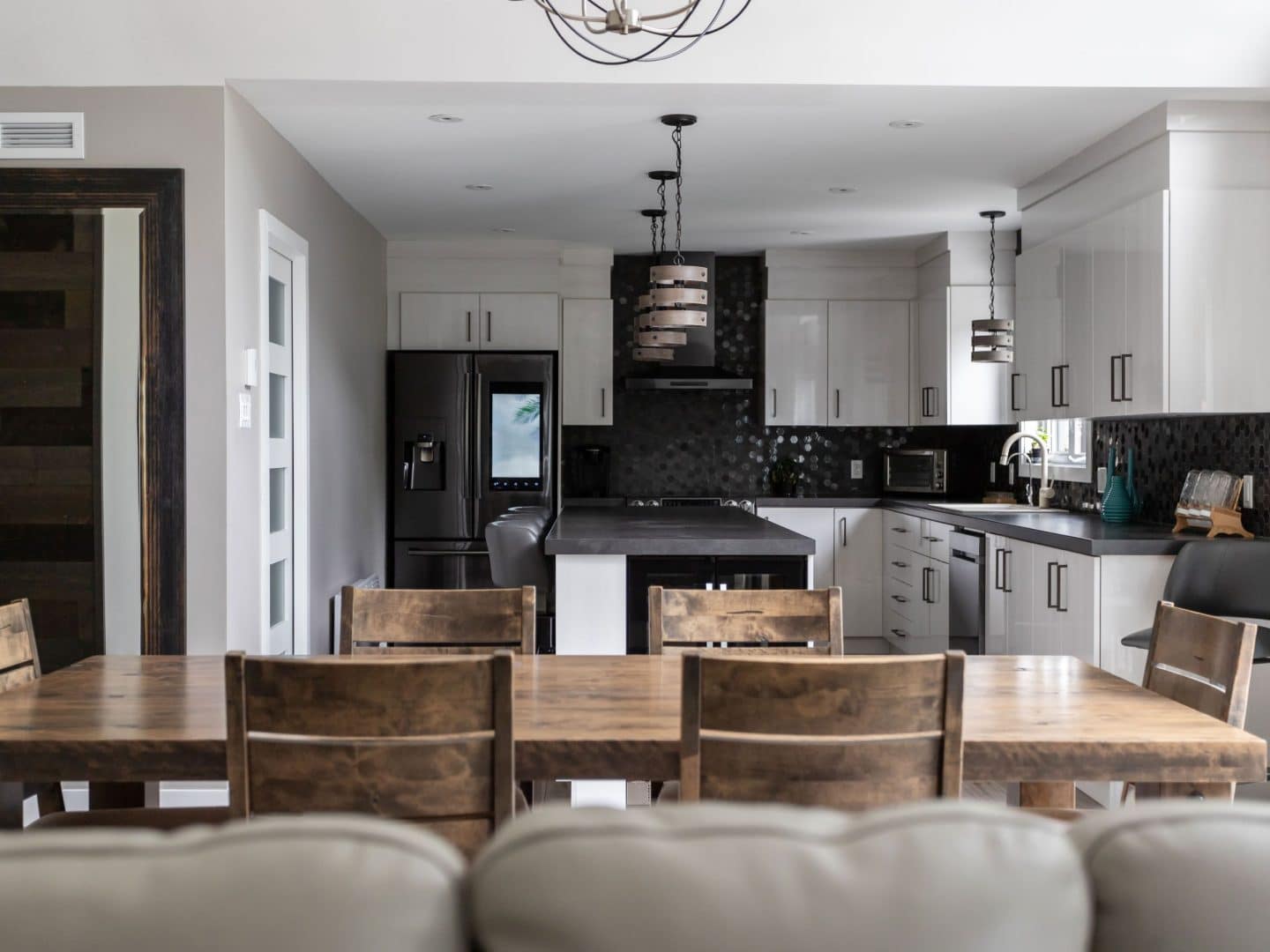 Une réalisation d'une maison appelée Splendide. Le premier étage est de style traditionnel, vu de la cuisine.