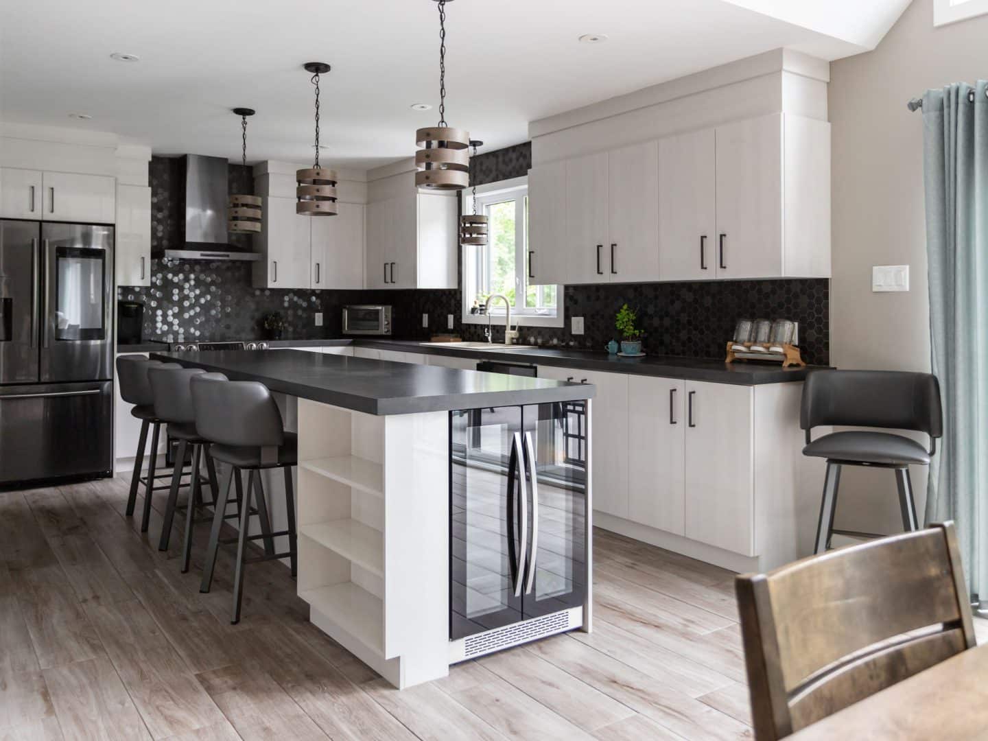 Une réalisation d'une maison appelée Splendide. Le premier étage est de style traditionnel, vu de la cuisine.