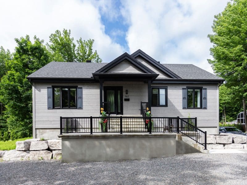 Une réalisation d'une maison appelée Splendide. Le premier étage est de style traditionnel, vu de l'extérieur.