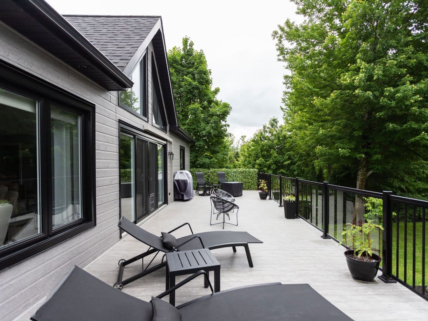 Une réalisation d'une maison appelée Splendide. Le premier étage est de style traditionnel, vu de l'extérieur.