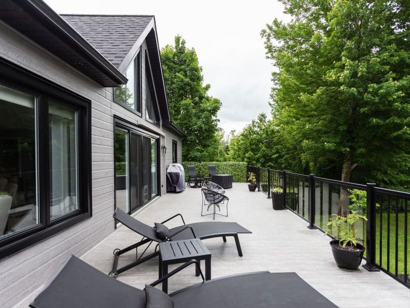 Une réalisation d'une maison appelée Splendide. Le premier étage est de style traditionnel, vu de l'extérieur.