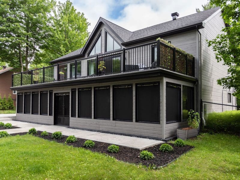 Une réalisation d'une maison appelée Splendide. Le premier étage est de style traditionnel, vu de l'extérieur.