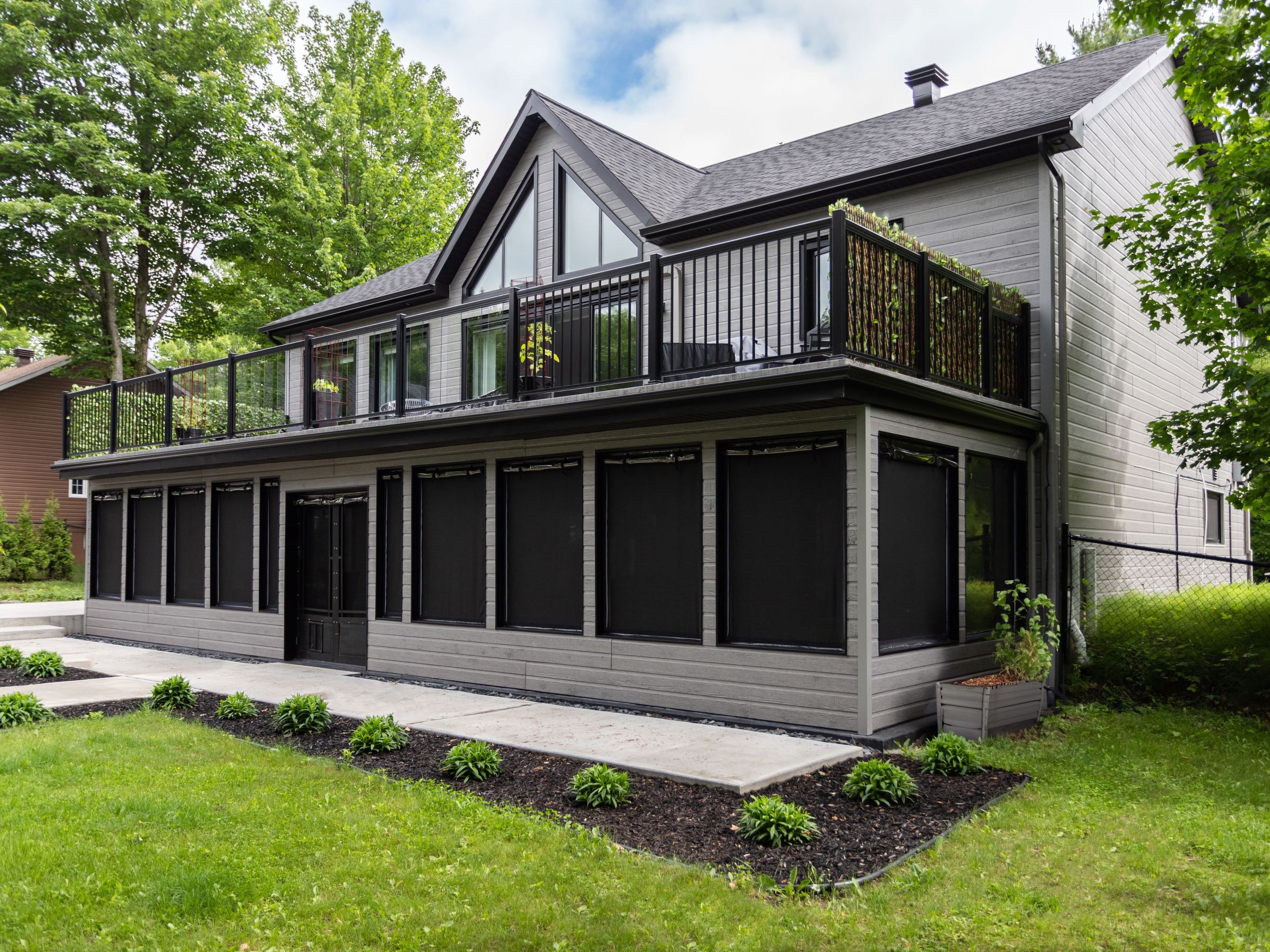 Une réalisation d'une maison appelée Splendide. Le premier étage est de style traditionnel, vu de l'extérieur.