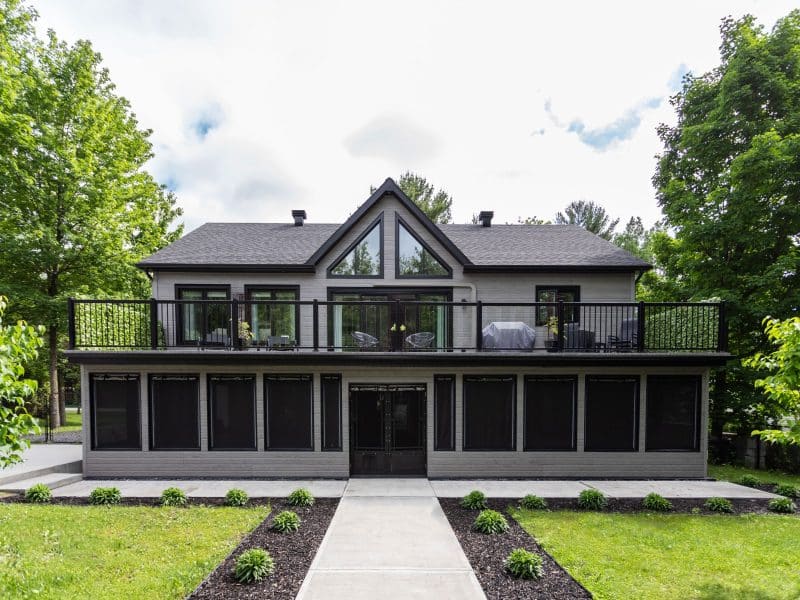 Une réalisation d'une maison appelée Splendide. Le premier étage est de style traditionnel, vu de l'extérieur.