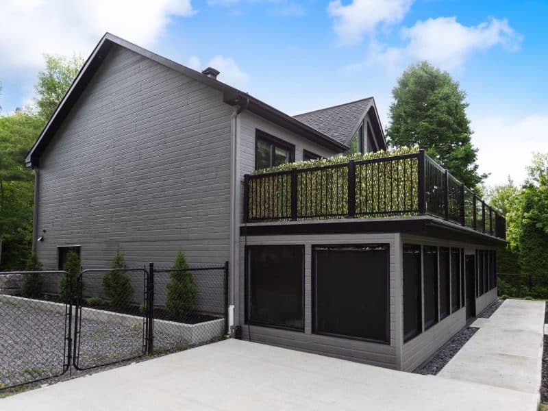 Une réalisation d'une maison appelée Splendide. Le premier étage est de style traditionnel, vu de l'extérieur.