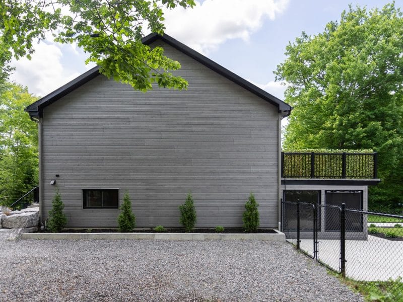 Une réalisation d'une maison appelée Splendide. Le premier étage est de style traditionnel, vu de l'extérieur.