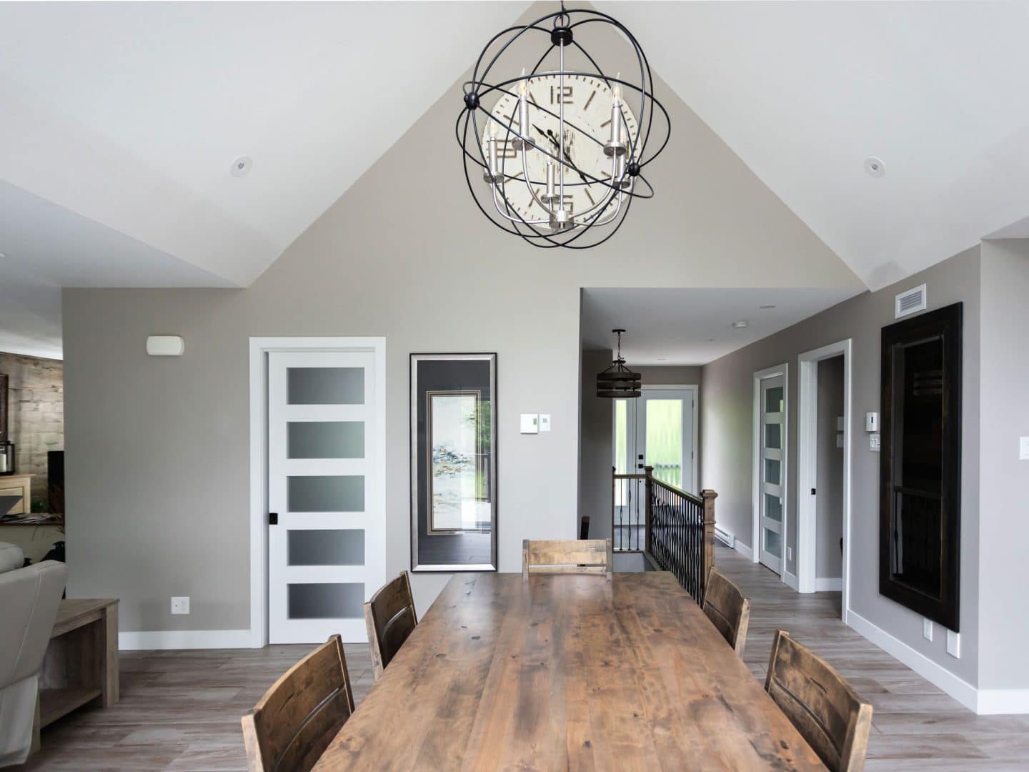 Une réalisation d'une maison appelée Splendide. Le premier étage est de style traditionnel, vu du séjour.