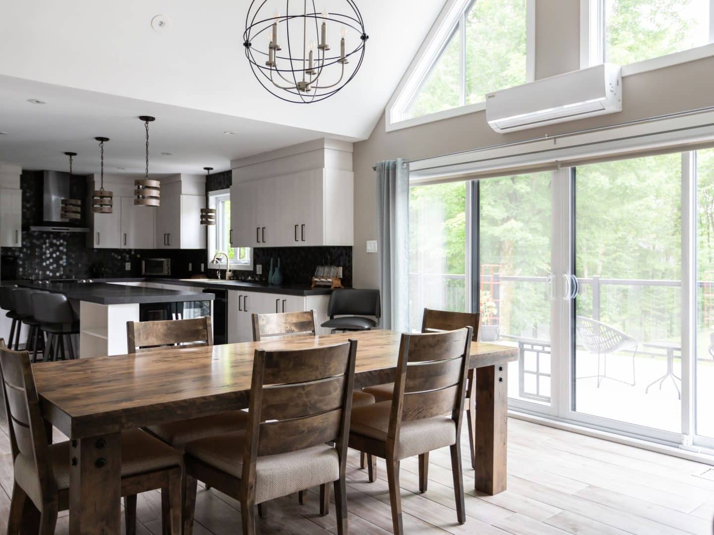 Une réalisation d'une maison appelée Splendide. Le premier étage est de style traditionnel, vu du séjour.