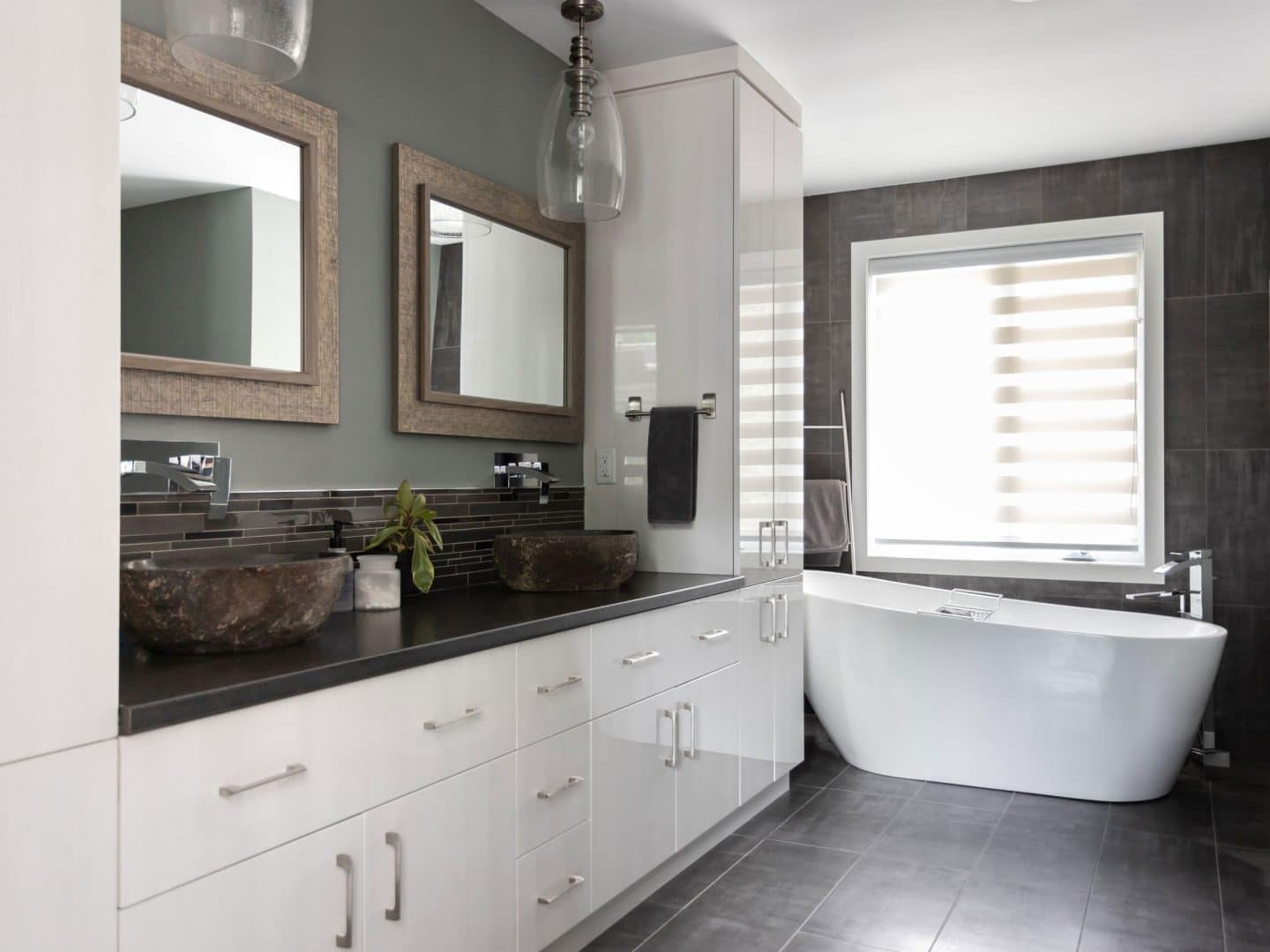 Une réalisation d'une maison appelée Splendide. Le premier étage est de style traditionnel, vu de la salle de bain.