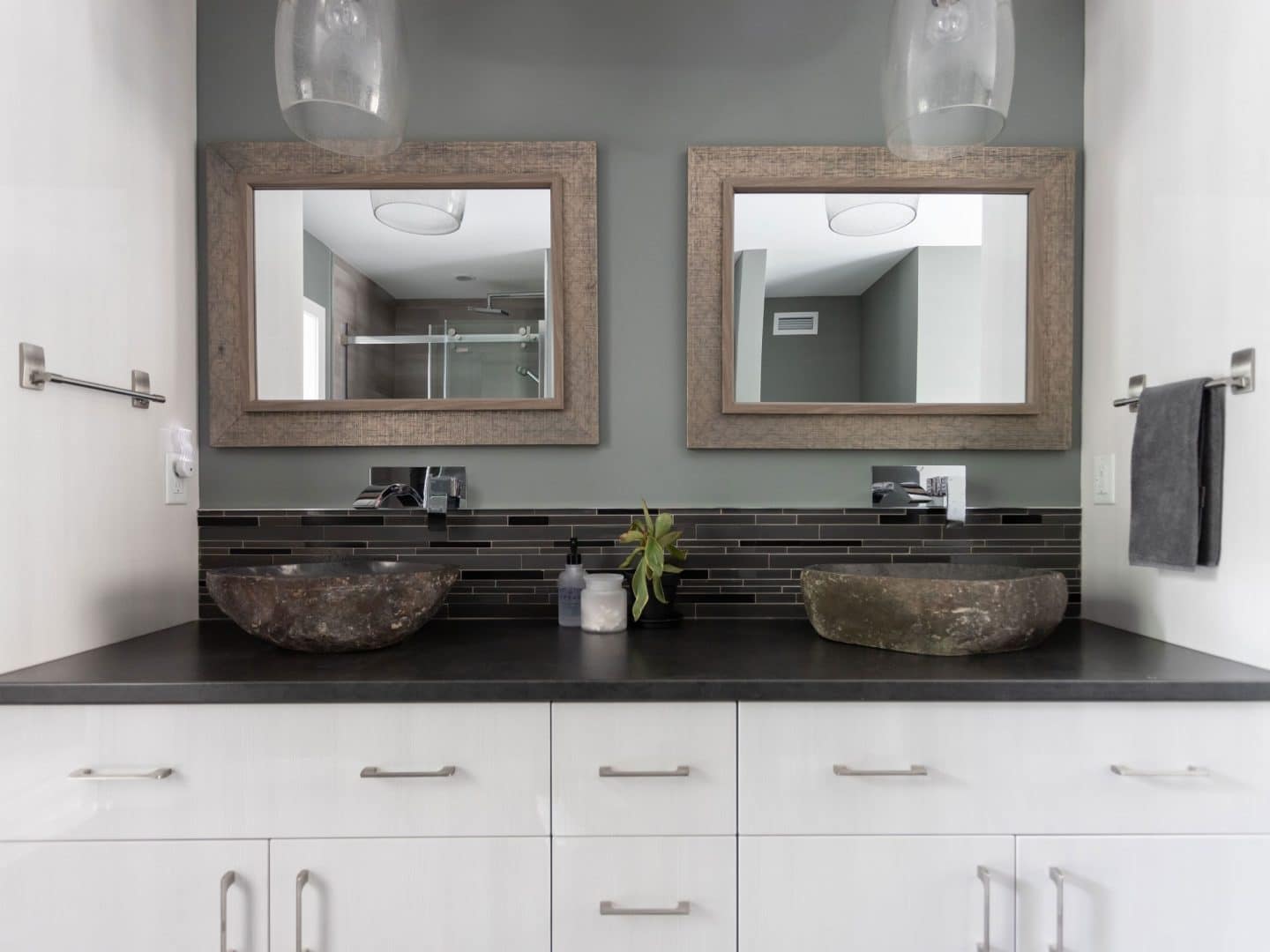 Une réalisation d'une maison appelée Splendide. Le premier étage est de style traditionnel, vu de la salle de bain.