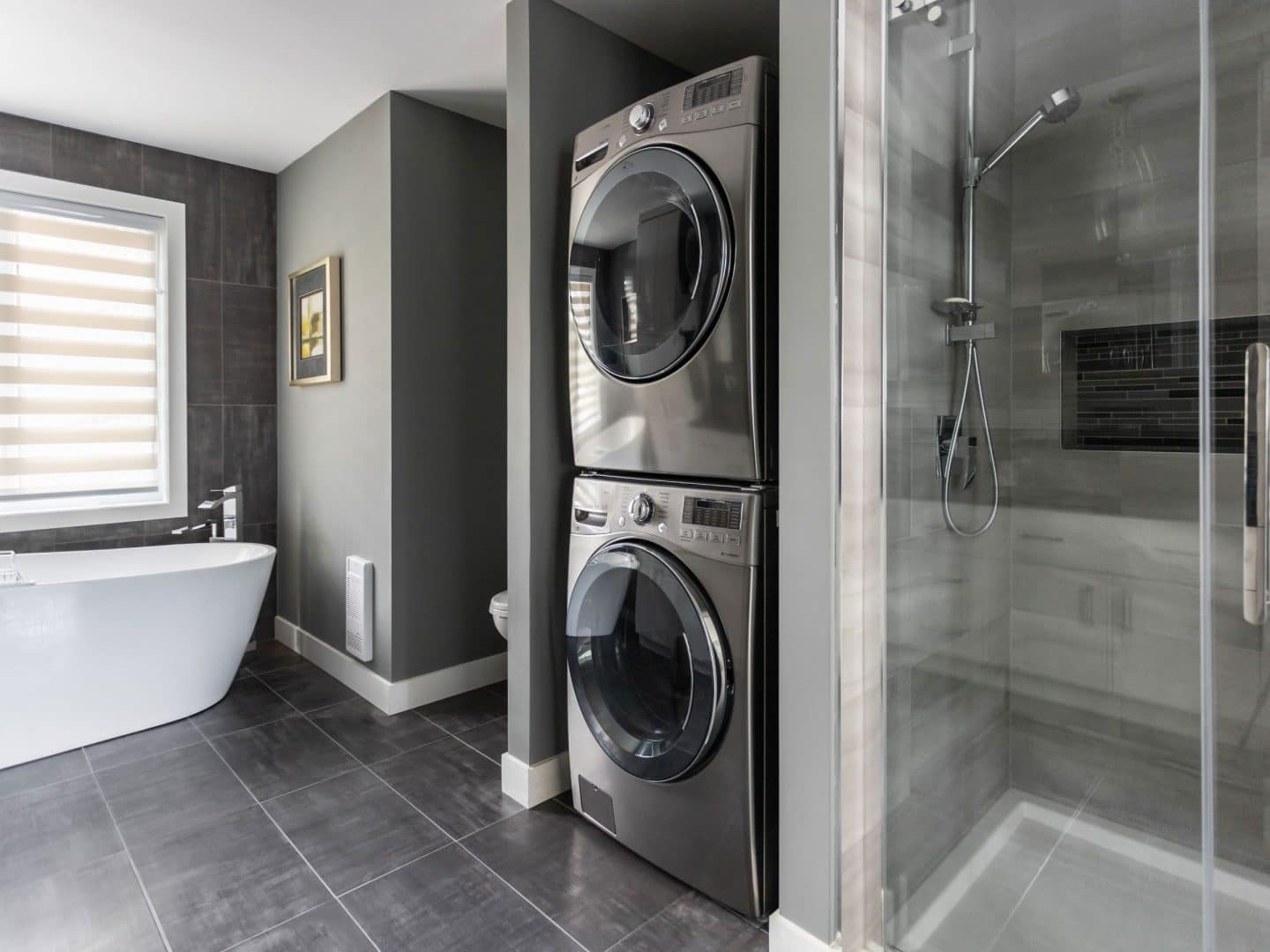 Une réalisation d'une maison appelée Splendide. Le premier étage est de style traditionnel, vu de la salle de bain.