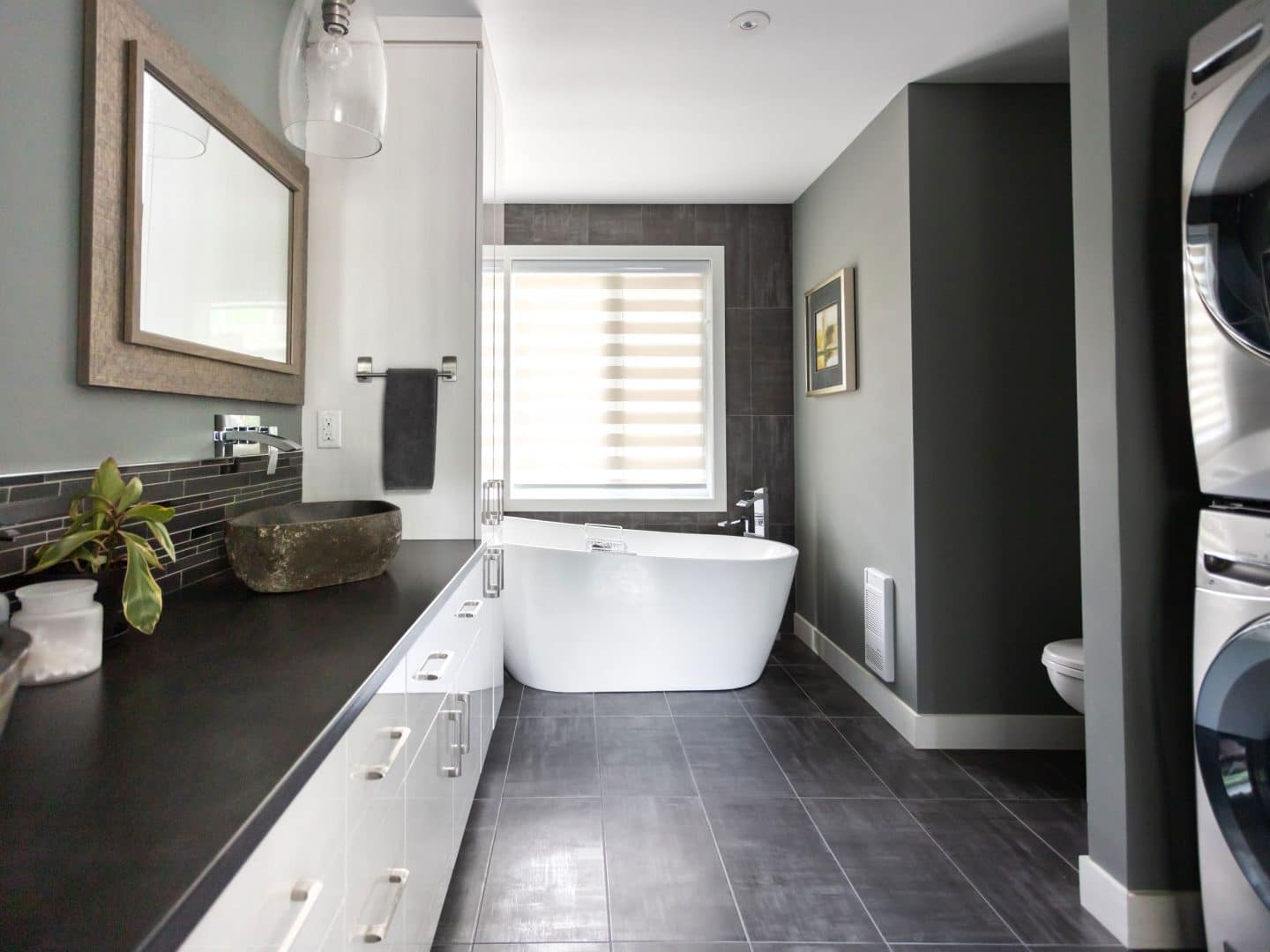 Une réalisation d'une maison appelée Splendide. Le premier étage est de style traditionnel, vu de la salle de bain.