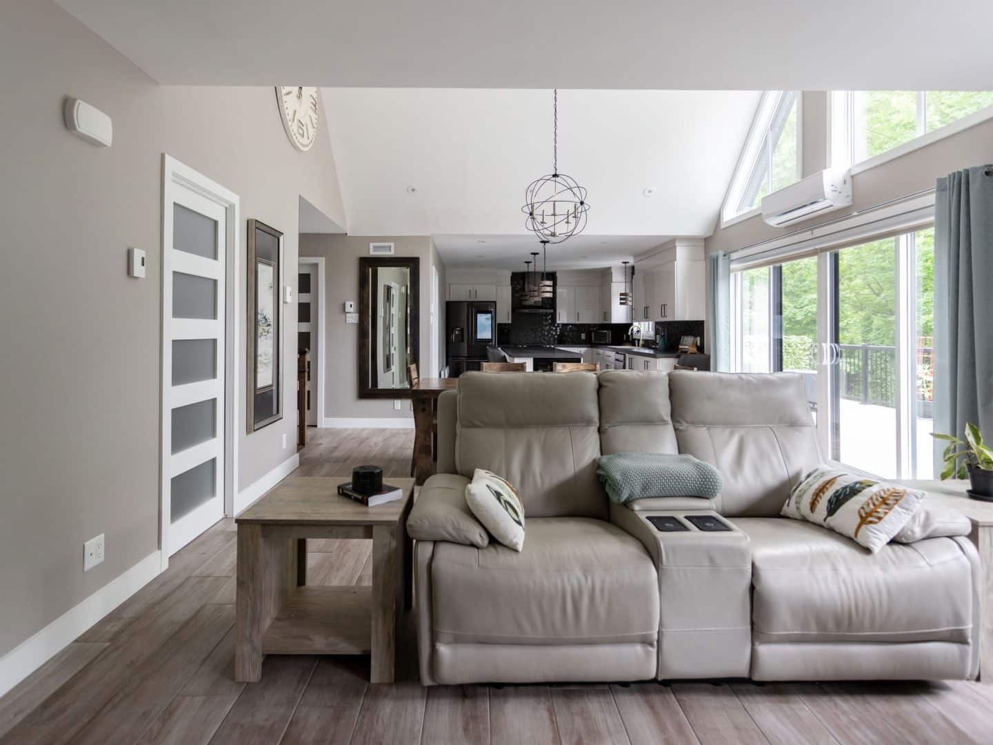 Une réalisation d'une maison appelée Splendide. Le premier étage est de style traditionnel, vu du séjour.