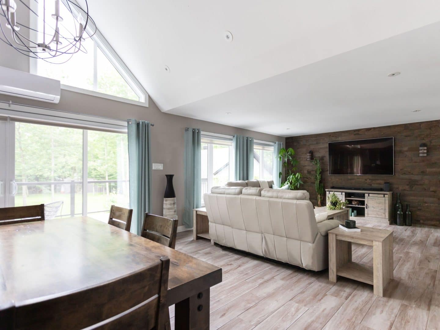 Une réalisation d'une maison appelée Splendide. Le premier étage est de style traditionnel, vu du séjour.