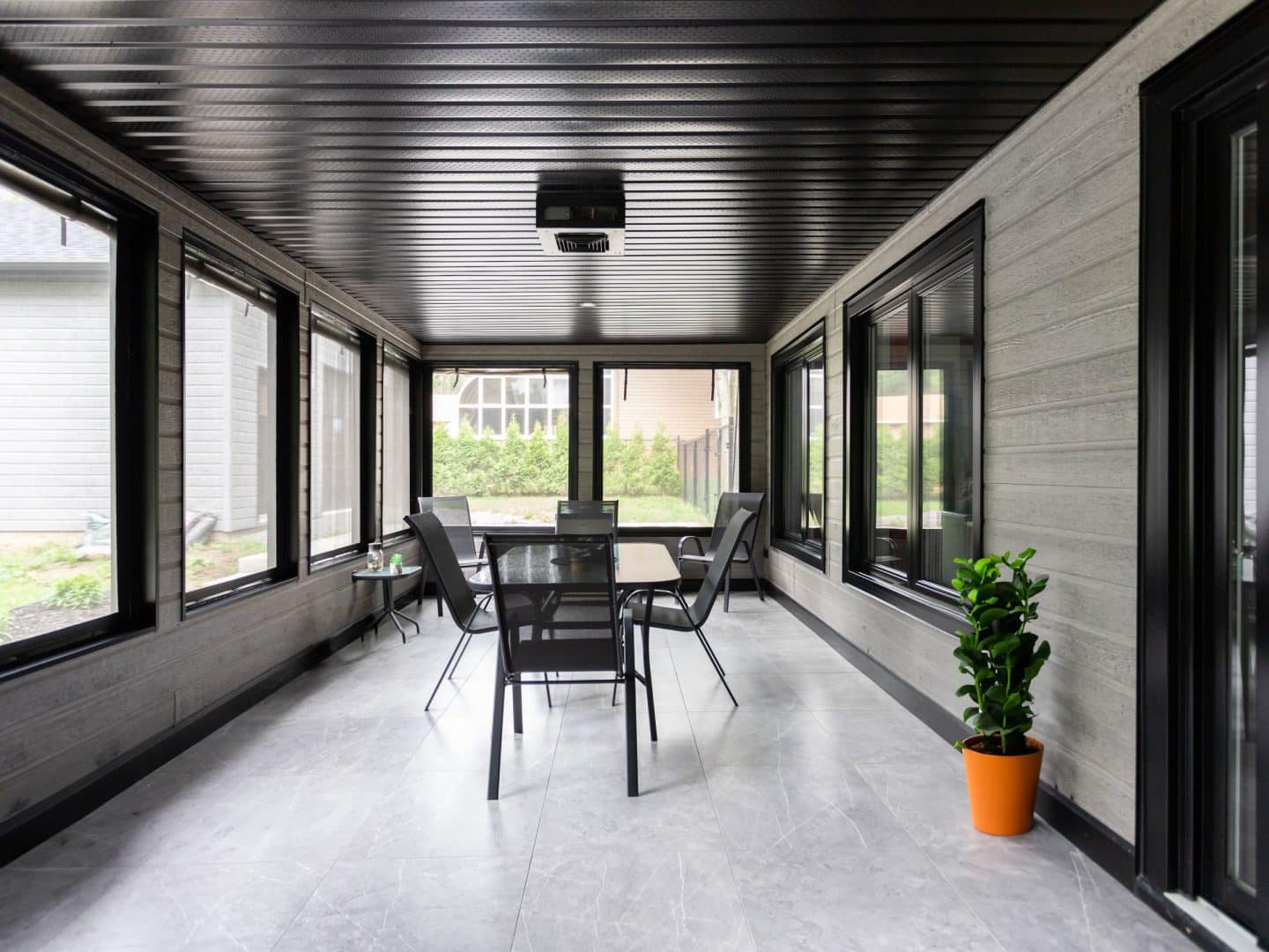 Une réalisation d'une maison appelée Splendide. Le premier étage est de style traditionnel, vu de l'extérieur.