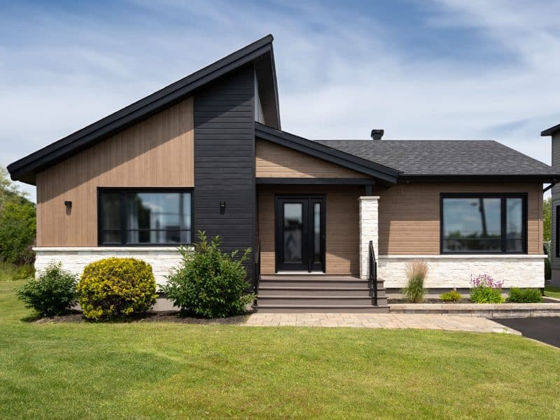 Maison préfabriquée plain-pied du modèle Tryka de style contemporain. Vue de l'extérieur de devant .