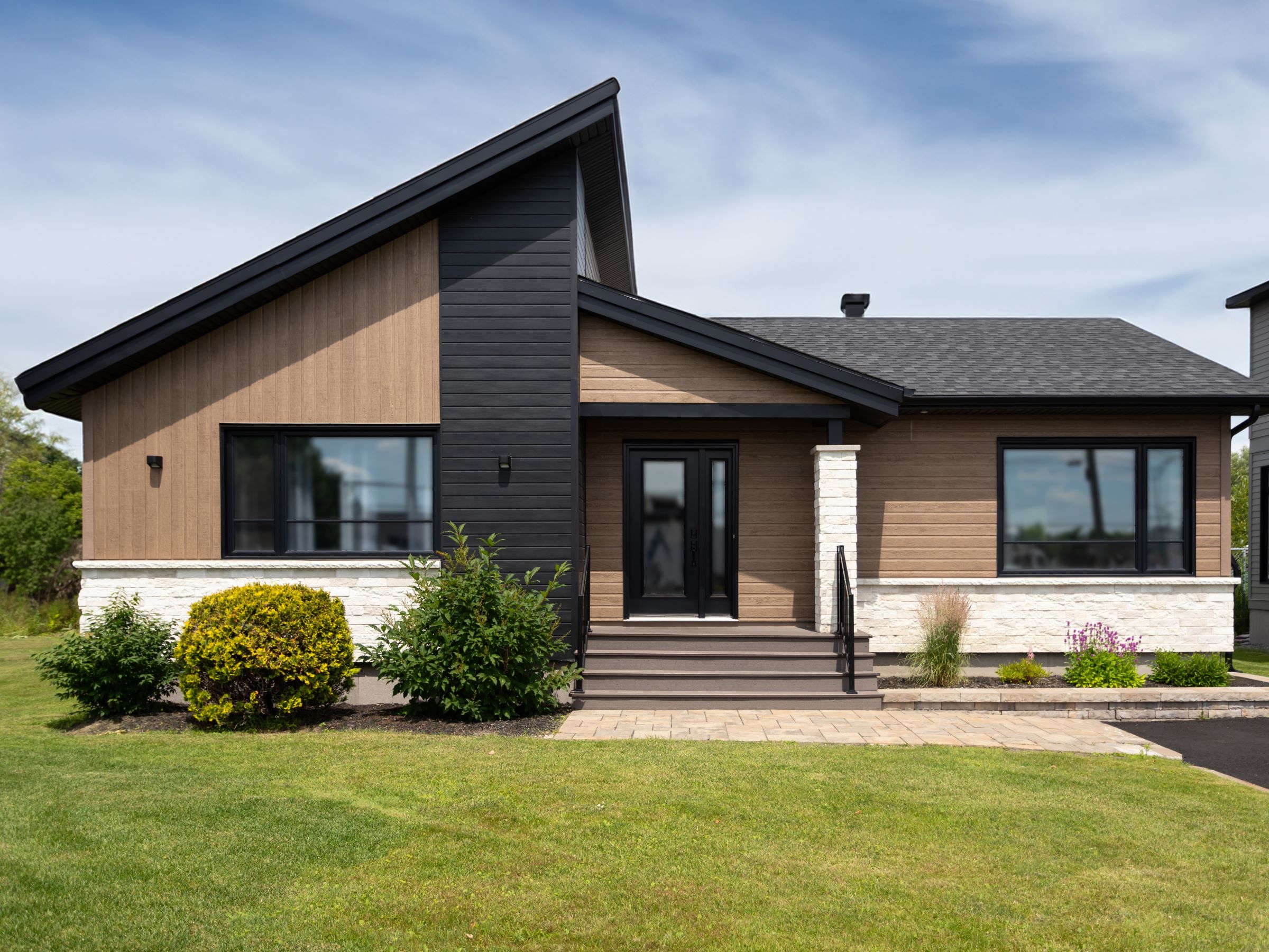 Maison préfabriquée plain-pied du modèle Tryka de style contemporain. Vue de l'extérieur de devant .